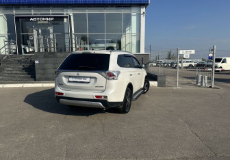 Подержанный автомобиль Mitsubishi Outlander 2014 года (5 фото)