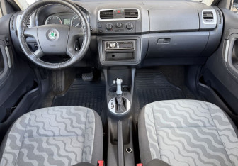 Подержанный автомобиль Skoda Fabia Hatchback 2008 года (10 фото)