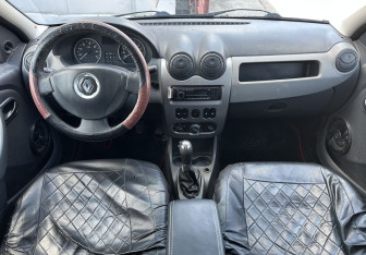 Подержанный автомобиль Renault Logan Sedan 2011 года (10 фото)