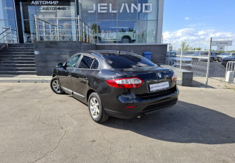 Подержанный автомобиль Renault Fluence 2012 года (7 фото)