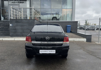 Подержанный автомобиль Opel Astra Sedan 2010 года (6 фото)