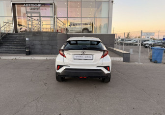 Подержанный автомобиль Toyota C-HR 2019 года (6 фото)
