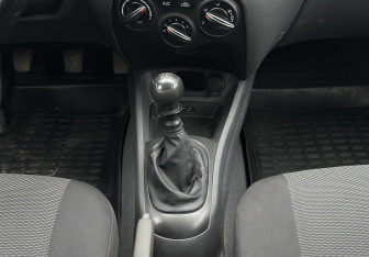 Подержанный автомобиль Kia Rio Hatchback 2010 года (11 фото)