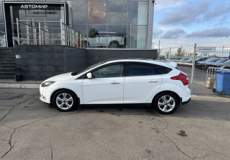 Подержанный автомобиль Ford Focus Hatchback 2013 года (8 фото)
