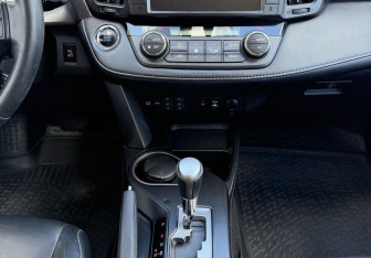 Подержанный автомобиль Toyota RAV4 2017 года (11 фото)