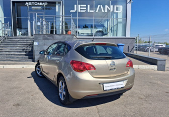 Подержанный автомобиль Opel Astra Hatchback 2012 года (7 фото)