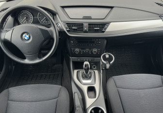 Подержанный автомобиль BMW X1 2012 года (10 фото)