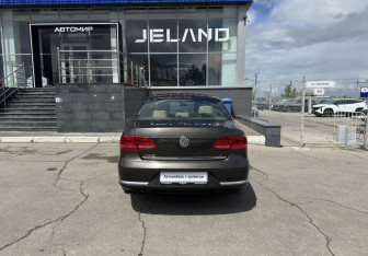 Подержанный автомобиль Volkswagen Passat Sedan 2012 года (6 фото)