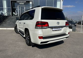 Подержанный автомобиль Toyota Land Cruiser Suv 2015 года (7 фото)