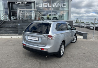 Подержанный автомобиль Mitsubishi Outlander 2014 года (5 фото)