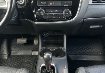 Подержанный автомобиль Mitsubishi Outlander 2014 года (11 фото)