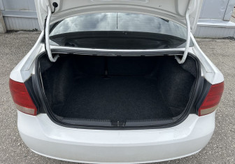 Подержанный автомобиль Volkswagen Polo Sedan 2012 года (13 фото)