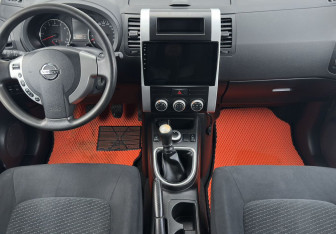 Подержанный автомобиль Nissan X-Trail 2013 года (10 фото)