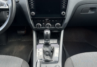 Подержанный автомобиль Skoda Octavia Liftback 2020 года (11 фото)
