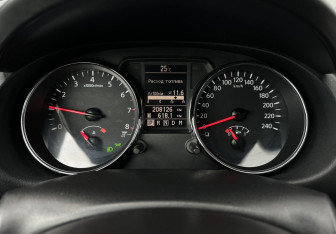 Подержанный автомобиль Nissan Qashqai 2010 года (9 фото)