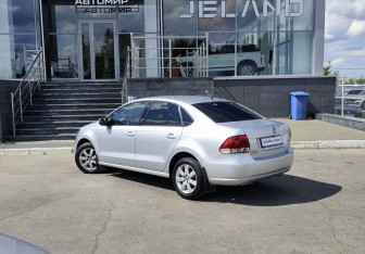 Подержанный автомобиль Volkswagen Polo Sedan 2011 года (7 фото)