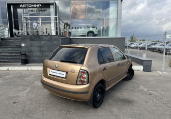 Подержанный автомобиль Skoda Fabia Hatchback 2001 года (5 фото)