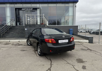 Подержанный автомобиль Toyota Corolla Sedan 2008 года (7 фото)