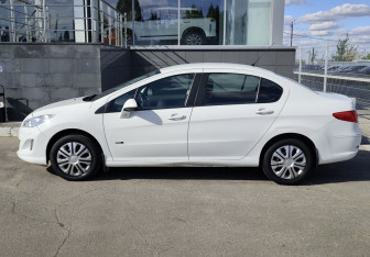 Подержанный автомобиль Peugeot 408 2014 года (8 фото)