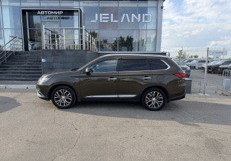 Подержанный автомобиль Mitsubishi Outlander 2015 года (8 фото)