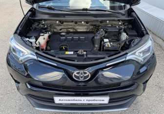 Подержанный автомобиль Toyota RAV4 2017 года (13 фото)