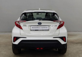 Подержанный автомобиль Toyota C-HR 2018 года (7 фото)