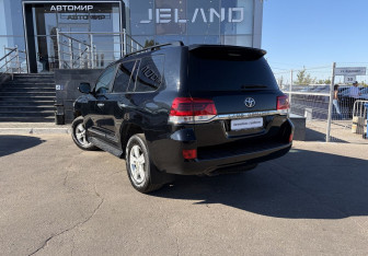 Подержанный автомобиль Toyota Land Cruiser Suv 2016 года (7 фото)