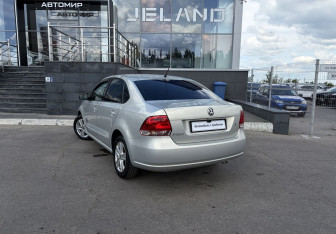 Подержанный автомобиль Volkswagen Polo Sedan 2012 года (6 фото)