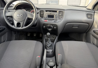 Подержанный автомобиль Kia Rio Hatchback 2011 года (10 фото)