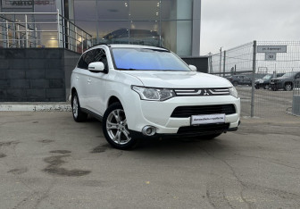 Подержанный автомобиль Mitsubishi Outlander 2012 года (3 фото)