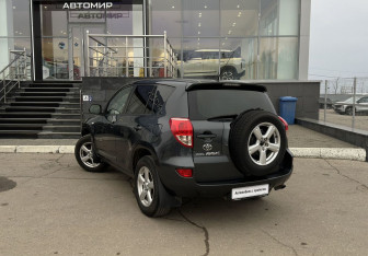 Подержанный автомобиль Toyota RAV4 2006 года (7 фото)