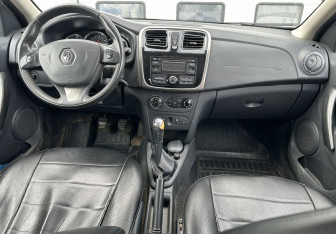 Подержанный автомобиль Renault Sandero 2015 года (10 фото)