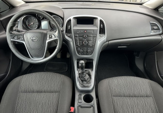 Подержанный автомобиль Opel Astra Hatchback 2012 года (10 фото)