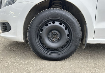 Подержанный автомобиль Volkswagen Polo Sedan 2013 года (14 фото)