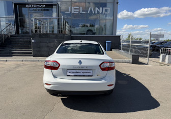 Подержанный автомобиль Renault Fluence 2013 года (6 фото)