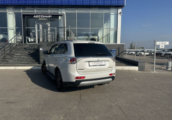 Подержанный автомобиль Mitsubishi Outlander 2014 года (7 фото)