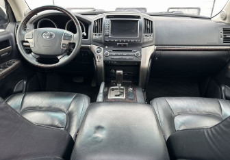 Подержанный автомобиль Toyota Land Cruiser Suv 2011 года (10 фото)