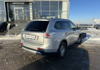 Подержанный автомобиль Mitsubishi Outlander 2012 года (5 фото)