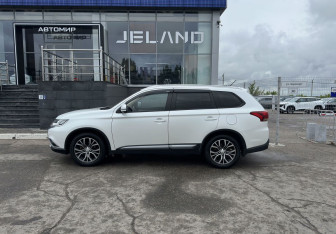 Подержанный автомобиль Mitsubishi Outlander 2015 года (8 фото)