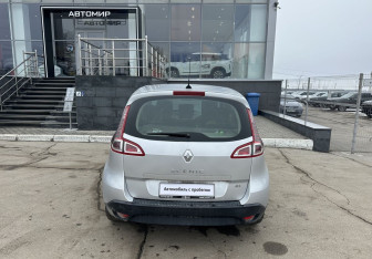 Подержанный автомобиль Renault Scenic 2010 года (6 фото)