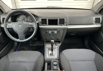 Подержанный автомобиль Opel Signum 2007 года (10 фото)