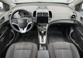 Подержанный автомобиль Chevrolet Aveo Sedan 2013 года (10 фото)