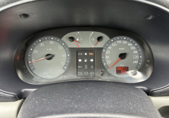 Подержанный автомобиль Renault Symbol 2005 года (9 фото)