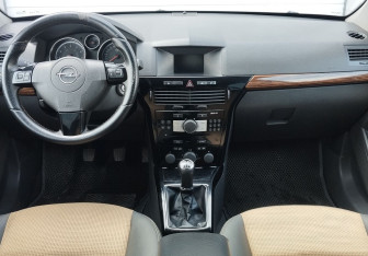 Подержанный автомобиль Opel Astra Hatchback 2007 года (10 фото)