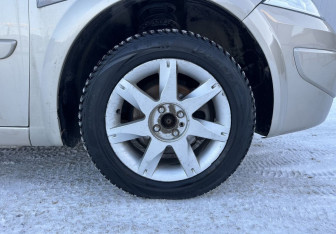 Подержанный автомобиль Renault Megane Sedan 2008 года (15 фото)