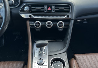 Подержанный автомобиль Genesis G70 2019 года (11 фото)