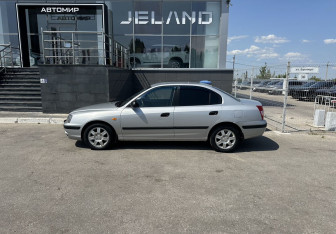 Подержанный автомобиль Hyundai Elantra Sedan 2005 года (8 фото)