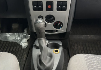 Подержанный автомобиль Renault Logan Sedan 2007 года (11 фото)