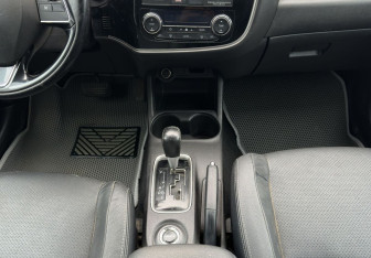 Подержанный автомобиль Mitsubishi Outlander 2015 года (11 фото)