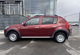 Подержанный автомобиль Renault Sandero 2012 года (8 фото)